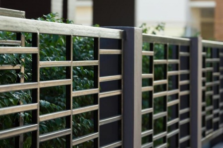 Installation d'un claustra pour d&eacute;limiter votre jardin avec style